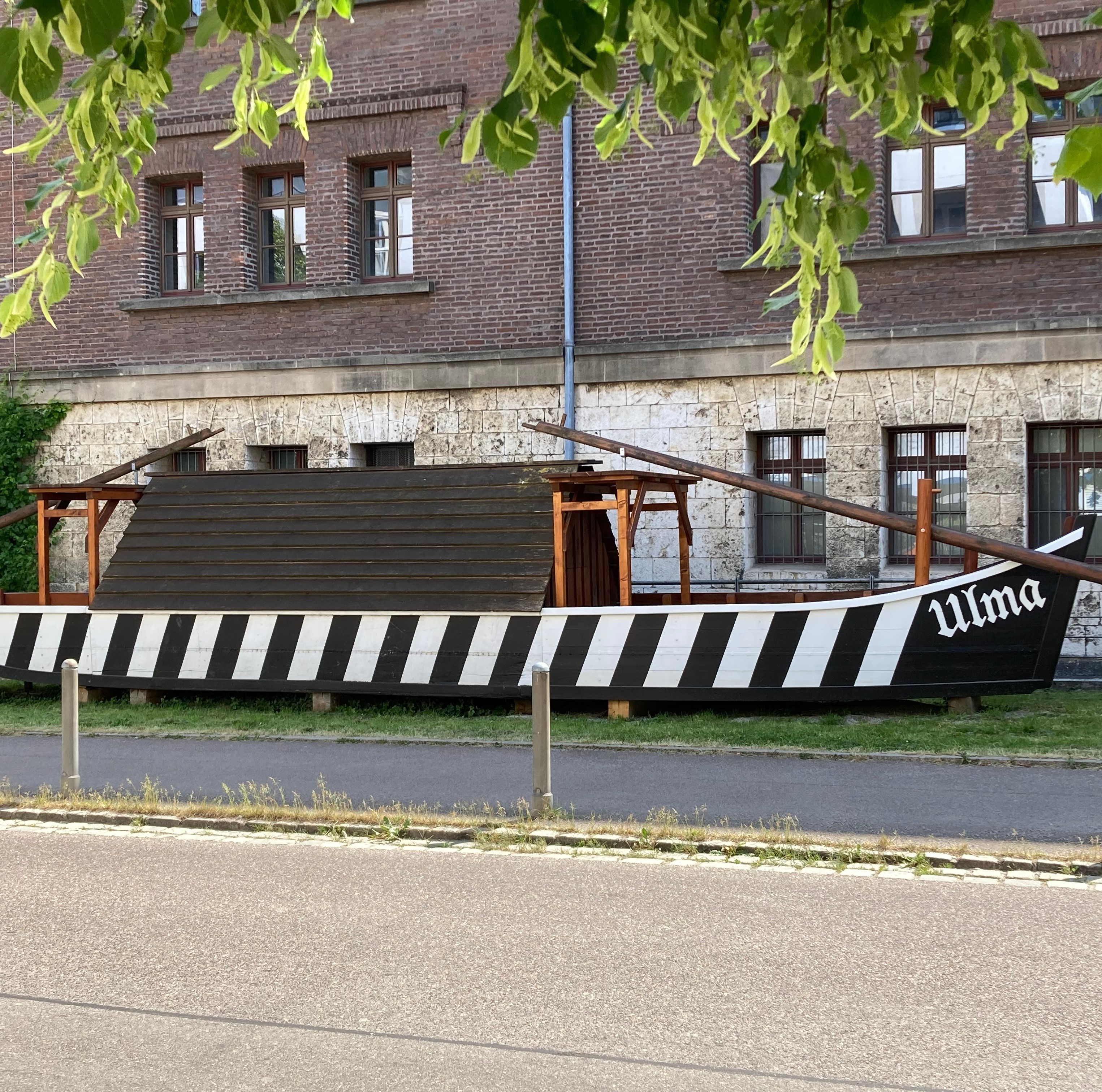 Múzeumépület Ulmban, amely a hajózás történetét és a történelmi Duna-hajózást mutatja be, előtte egy 'Ulmer Schachtel' rekonstrukciója.